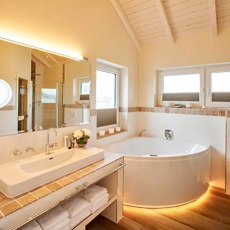 Luxuswellnesshaus Bootshus * Bliesdorf